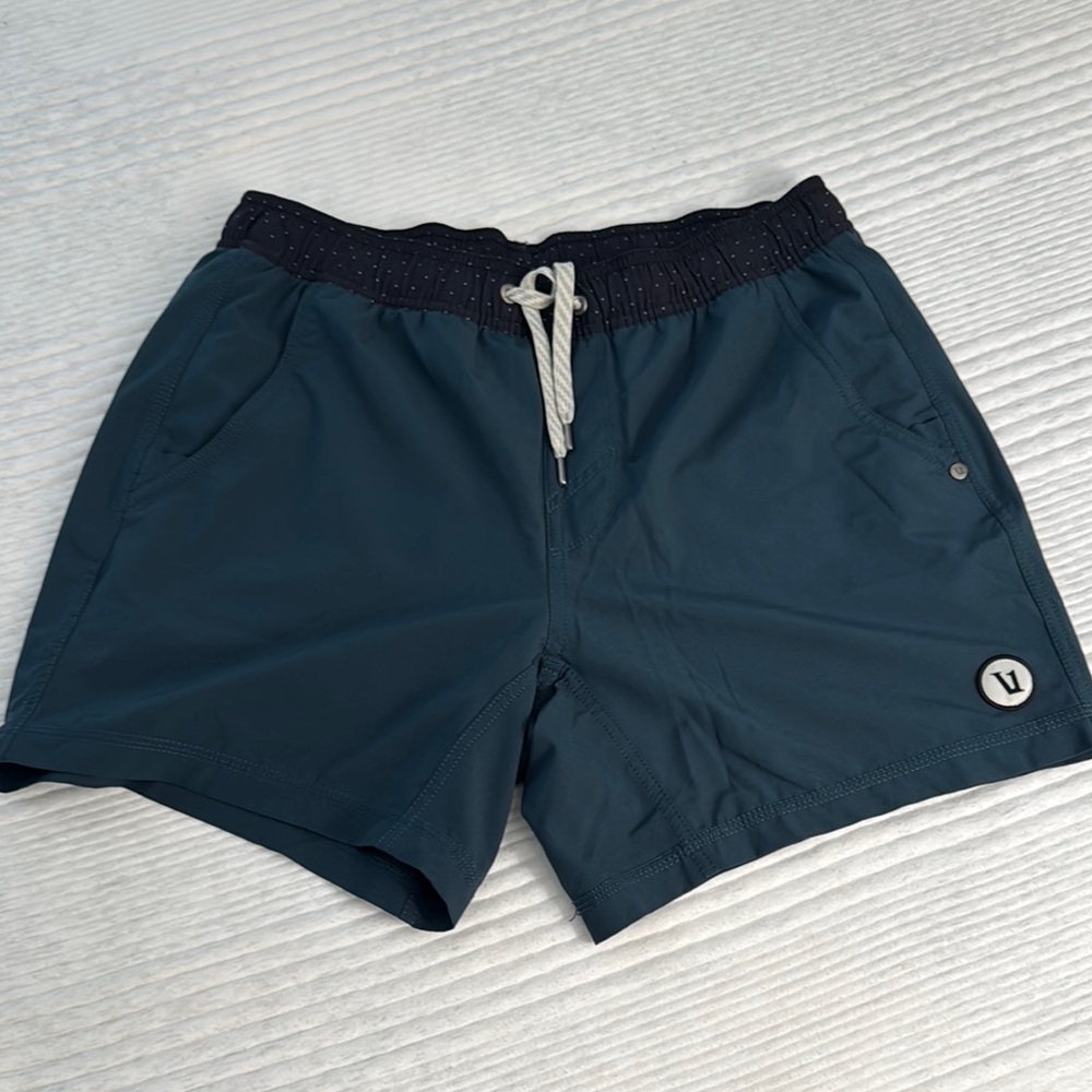 Men's in Vuori 5 inch shorts in Dark Blue/Green